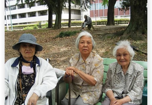 女性三人並んで写真