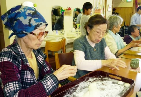 女性利用者は餅を丸めます