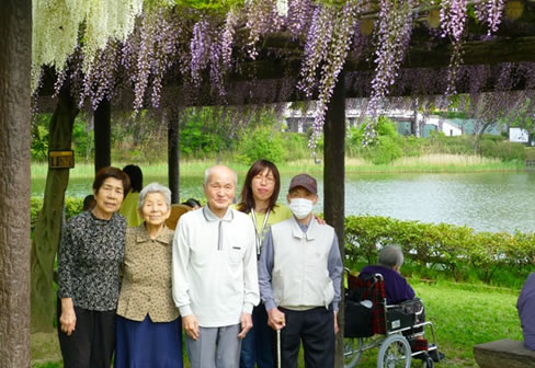 藤の花の下で